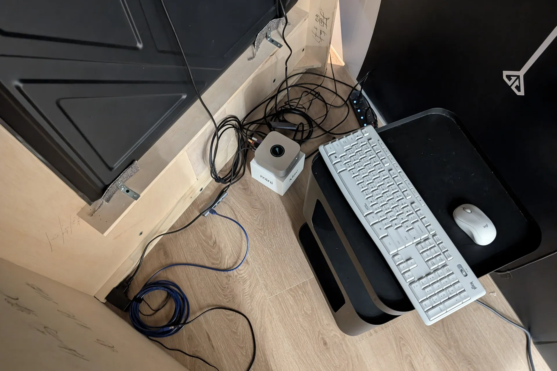 Behind the scenic wall: the computer that runs the game, with its keyboard and cables