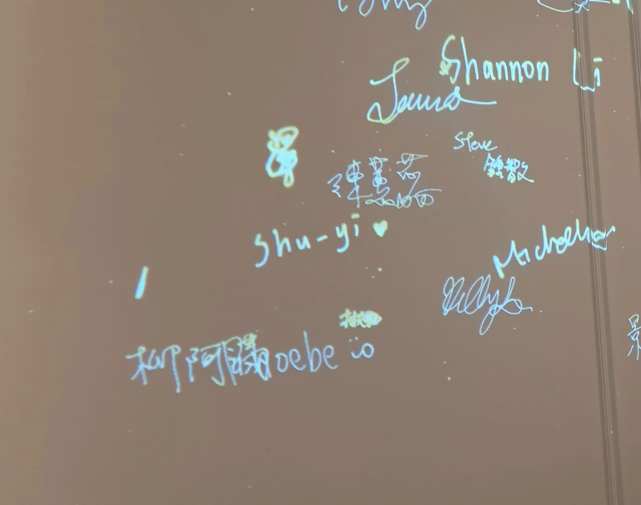 投影在牆上的賓客簽名，近看